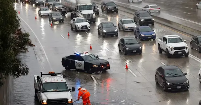 বন্যার কবলে ক্যালিফোর্নিয়া